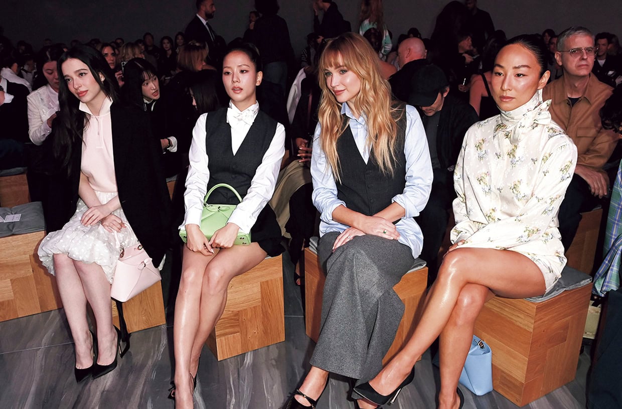 the front row at Christian Dior show ジョナサンは就任後、マイキー・マディソン、ミア・ゴス、グレタ・リーを次々と新アンバサダーに指名し、「レディ デイオール」のキャンペーンに起用。ショーのフロントロウには彼の“ニュールック”を着こなすアンバサダーたちがずらり（右からグレタ・リー、ジェニファー・ローレンス、ジス、マイキー・マディソン）。