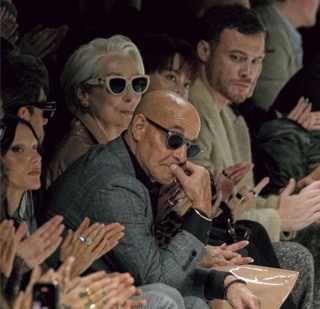 DOLCE ＆ GABBANAのショーのゲストには、2026年5月に全米公開予定の映画『プラダを着た悪魔2』を撮影中のメリル・ストリープとスタンリー・トゥッチが、劇中で演じるキャラクター、ミランダ・プリーストリーとナイジェル・キプリングに扮して参加。なんとその真正面には象徴的な役の“モデル”とも⾔われるアナ・ウィンターが！