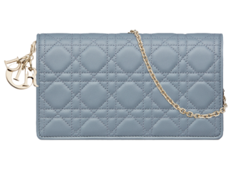 チェーンポーチ〈Lady Dior〉［H12.5×W21.5×D4cm／札入れ0、小銭入れ0、カードスリット8、ポケット2］ ¥340,000（ディオール／クリスチャン ディオール）