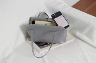 〈マグネティックカードホルダー〉［H9.5×W6.5×D0.5cm／札入れ0、小銭入れ0、カードスリット1、ポケット0］ ¥55,000、バッグ［H14×W25×D9cm］ ¥415,800（共にジル サンダー／ジルサンダージャパン）