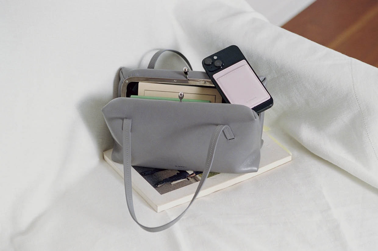 〈マグネティックカードホルダー〉［H9.5×W6.5×D0.5cm／札入れ0、小銭入れ0、カードスリット1、ポケット0］ ¥55,000、バッグ［H14×W25×D9cm］ ¥415,800（共にジル サンダー／ジルサンダージャパン）