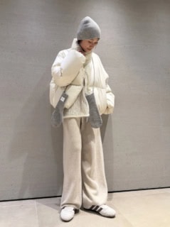 ビーニー￥6,600、ミトン￥6,600、ダウンコート￥31,900、パンツ￥14,300（全てエミ）、シューズ￥15,400（adidas Originals for emmi／全てエミ）
