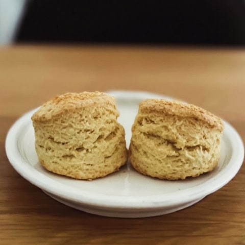 食物繊維やミネラル豊富な全粒粉で作る、香ばしく食感も楽しいヘルシースコーン