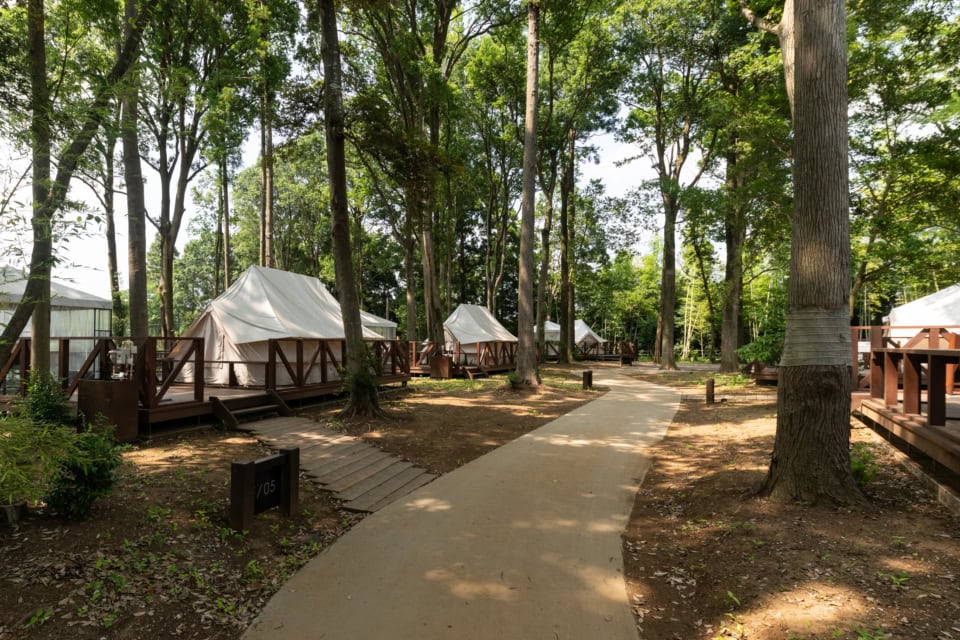 グランピングのテントは全9棟。全てデンマーク製の「ノルディクス アスガンド」の上質な居住空間で、暖房もあってぬくぬく♡