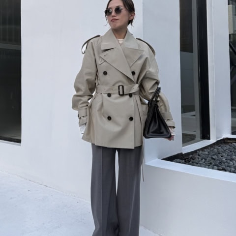 【40代スナップ】グレイッシュトーンの「サングラス×トレンチ」が洒落てる!|小原あさみさん