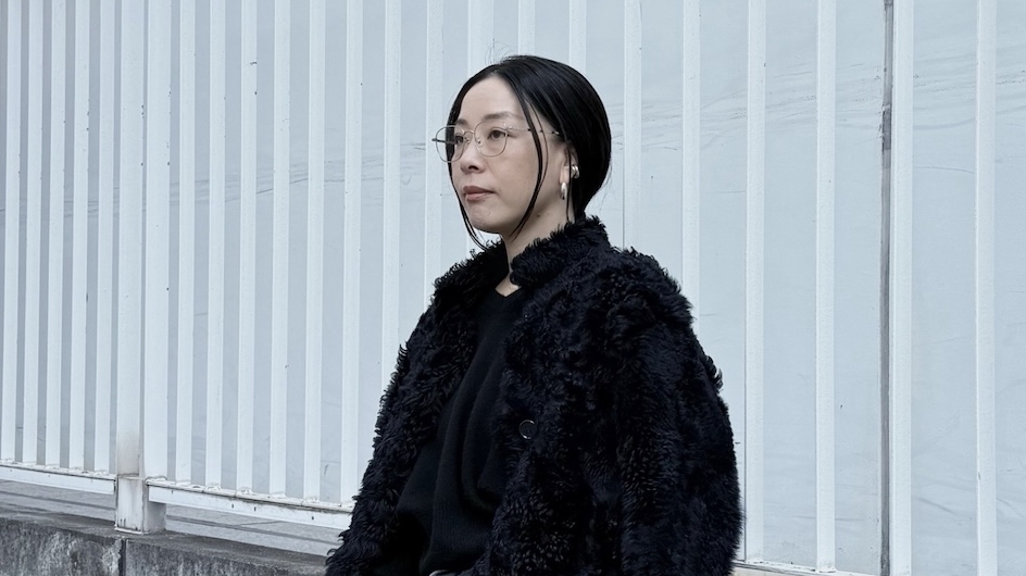 40代スナップ】異素材ブラックコーデにシルバーのメガネ＆アクセで洒落