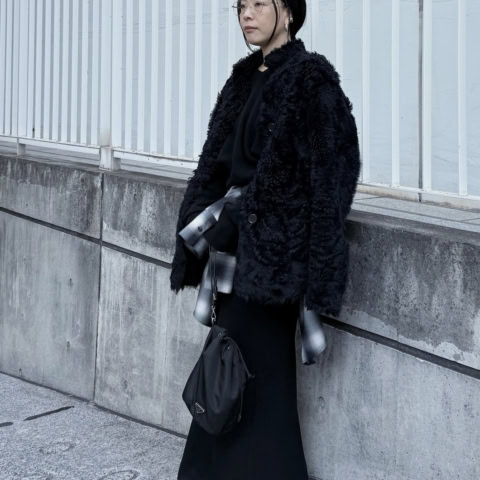 【40代スナップ】異素材ブラックコーデにシルバーのメガネ&アクセで洒落感底上げ!|望月 恵さん