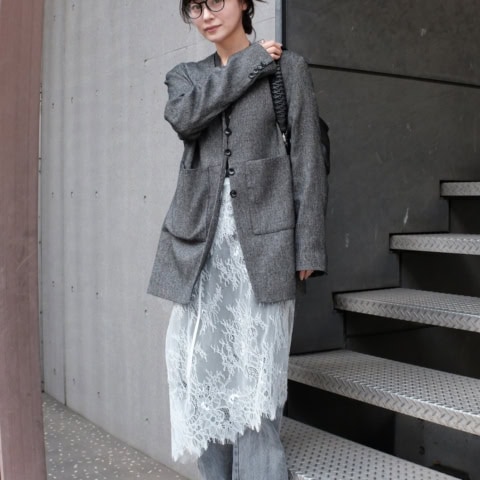 【40代スナップ】細フレーム「黒縁メガネ」がニュアンスコーデの引きしめに効く!|伊藤颯希さん