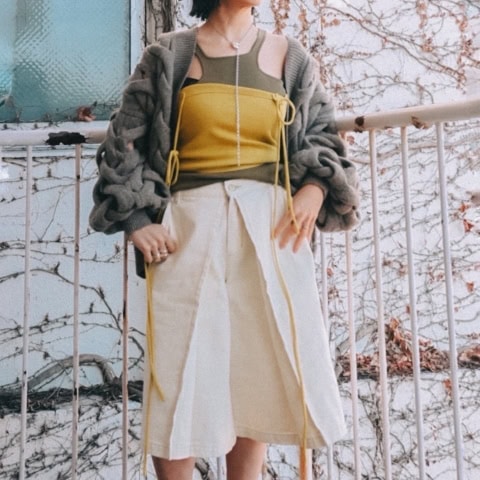 【40代スナップ】絶妙グリーンの「ぽってりサングラス」がコーデを春モードに♡|中山良子さん