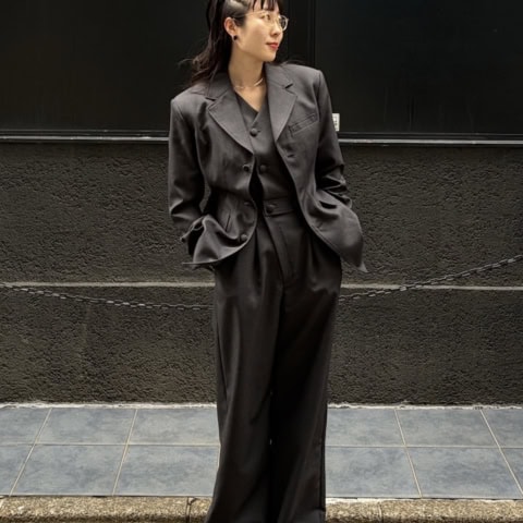 【40代スナップ】ハンサムコーデに遊びを加える「クリアフレーム」のアイウェアがおしゃれ!|春海茜さん