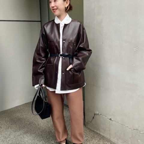 【40代スナップ】ブラウンが旬!春イチ狙いたい白シャツとレザーJKの組み合わせ|手塚貴美子さん