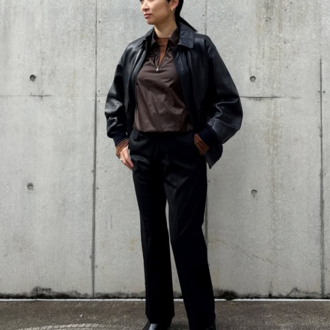 【40代スナップ】大流行のレザージャケットは「ネイビー」を選んで上品&個性的に|網代佳奈さん