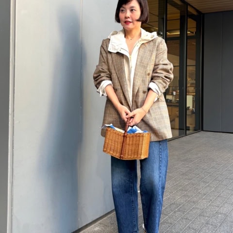 【40代スナップ】トラッドコーデをモダンに魅せる「撥水フーディ」が使えます!|小林美紀さん