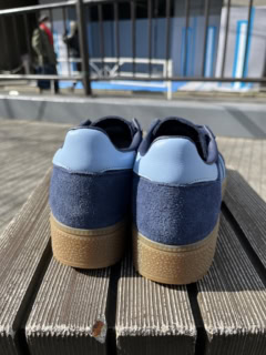 かかとにロゴなどが施されていないので、すっきりとしたバックスタイルを演出できそう