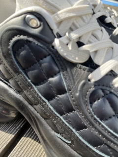 このレザーのキルティングがイイんです。どこかクラシックな雰囲気もありますし、大人っぽ足元を演出できそう！