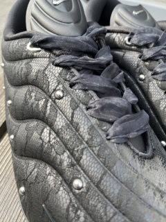 レースとスタッズ、オーガンジーのシューレースという他では見ないコンビネーションが洒落てますよね