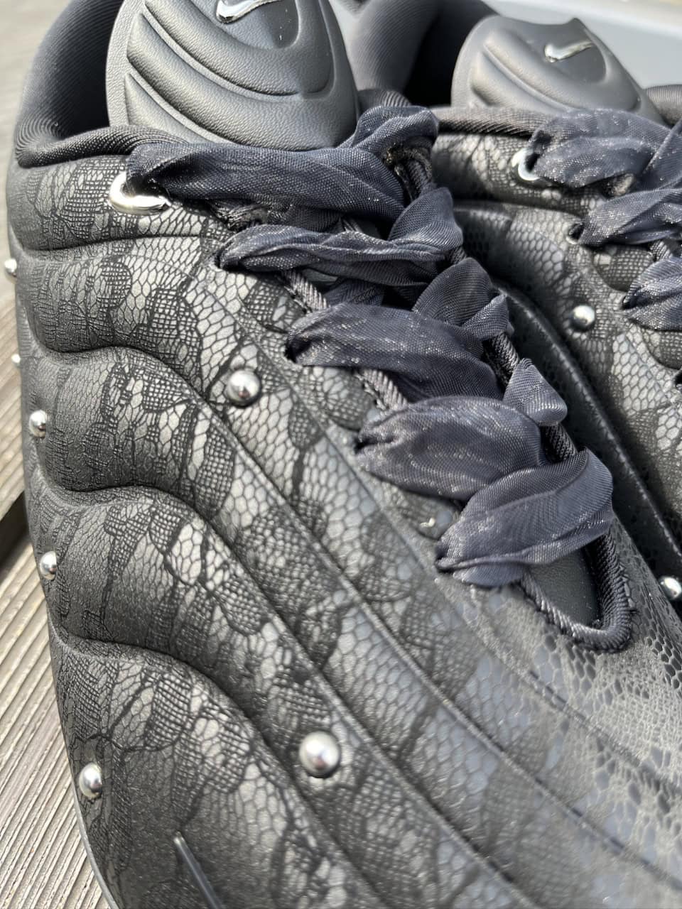 レースとスタッズ、オーガンジーのシューレースという他では見ないコンビネーションが洒落てますよね