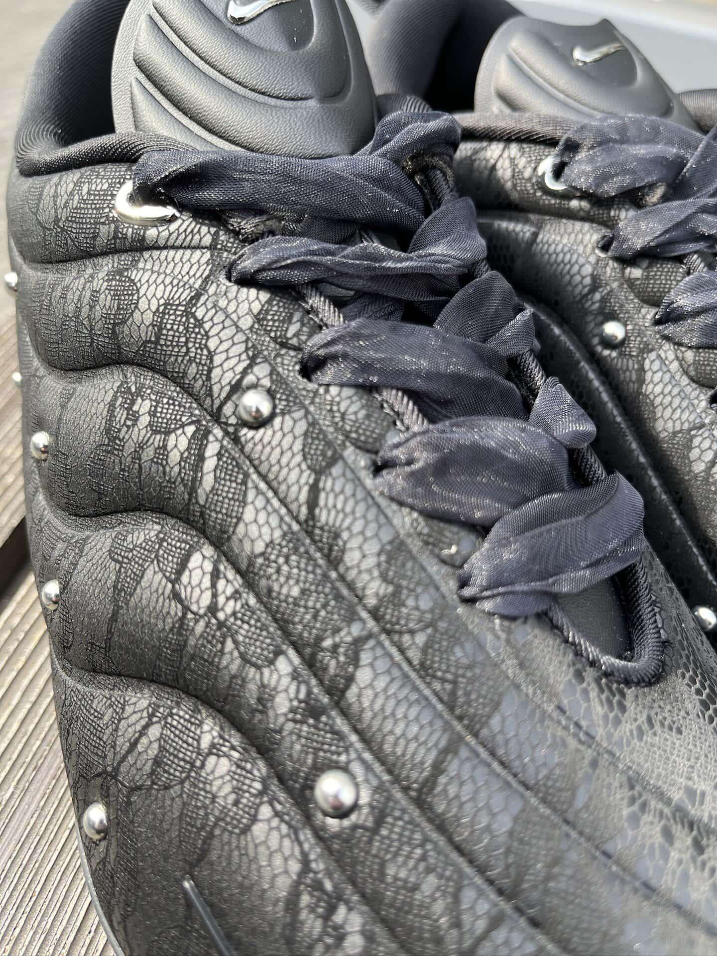 レースとスタッズ、オーガンジーのシューレースという他では見ないコンビネーションが洒落てますよね