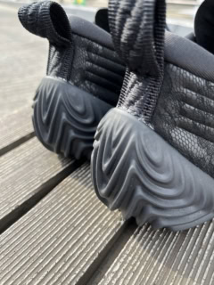 流線型のかかとのデザインも、フューチャー感を加速させています