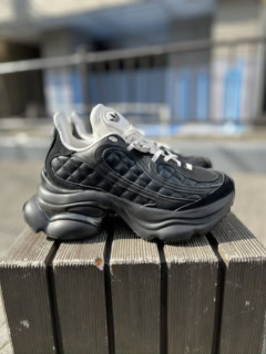 立体的なソールも特徴的。かかとにアディプリーンという衝撃吸収クッション素材を用いていて、足への負担を軽減できるのもうれしい