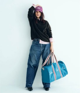 ヴィンテージのゲス ジーンズのデニムパンツ、ノマットのニット、セザンヌのシャツ、ステューシーのキャップ、セザンヌのシューズ、マックス＆コーのバッグ／全て本人私物