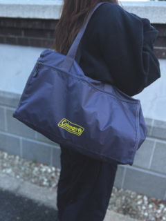 肩掛けしやすいようにハンドルは長めにしています。