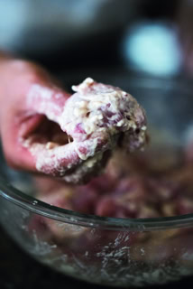 POINT_鶏肉に小麦粉をもみ込むときにできる粉のかたまりは、そのまま残してOK。カリカリに揚がり、食感がいいアクセントに。