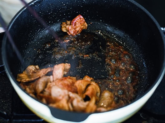 POINT_豚肉は焼いたあとに調味料と合わせ、質感がかたくならないように。調味料は水気が多いので、煮詰めるとからみやすい。