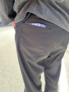 ふとしたときにチラッと覗いたヒップポケットのバンダナ。こういった見えない部分へのこだわりもメンズならではですよね