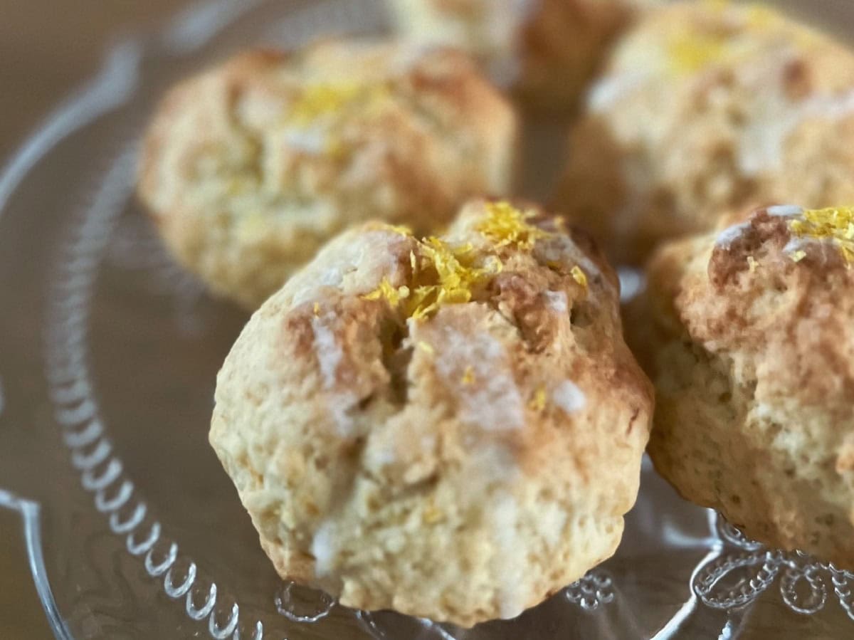 レモン爽やかさと甘酸っぱさについ手が伸びる！【レモン ドリズル スコーン】の作り方