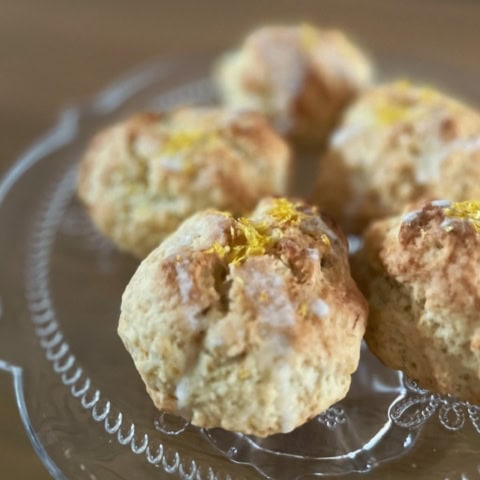 レモン爽やかさと甘酸っぱさについ手が伸びる!【レモン ドリズル スコーン】の作り方