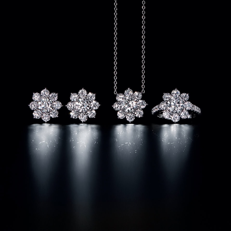 左から：イヤリング［PT×DIA］¥8,481,000、ペンダント［PT×DIA］¥8,459,000、リング［PT×DIA］¥8,613,000（全てハリー・ウィンストン クライアントインフォメーション）