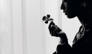 ドレス ¥97,900、中に着たニット ¥40,700（共にマメ クロゴウチ／マメ クロゴウチ オンラインストア）、イヤリング ¥66,000、ブレスレット ¥55,000（共にカラットアー／イセタンサローネ トウキョウ）