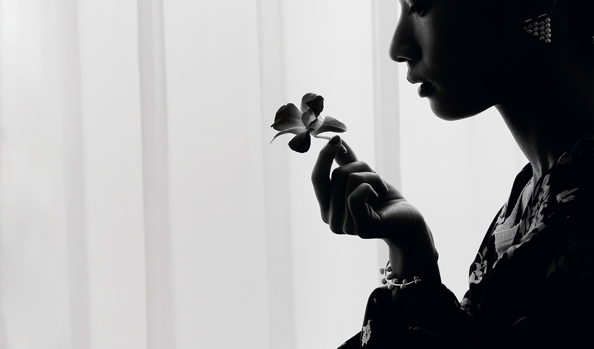 ドレス ¥97,900、中に着たニット ¥40,700(共にマメ クロゴウチ/マメ クロゴウチ オンラインストア)、イヤリング ¥66,000、ブレスレット ¥55,000(共にカラットアー/イセタンサローネ トウキョウ)