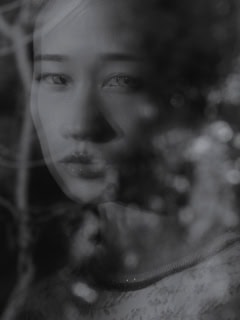 ジャケット ¥308,000、中に着たニット ¥38,500、スカート ¥293,700（全てマメ クロゴウチ／マメ クロゴウチ オンラインストア）、イヤーカフ ¥132,000（カラットアー／イセタンサローネ トウキョウ）