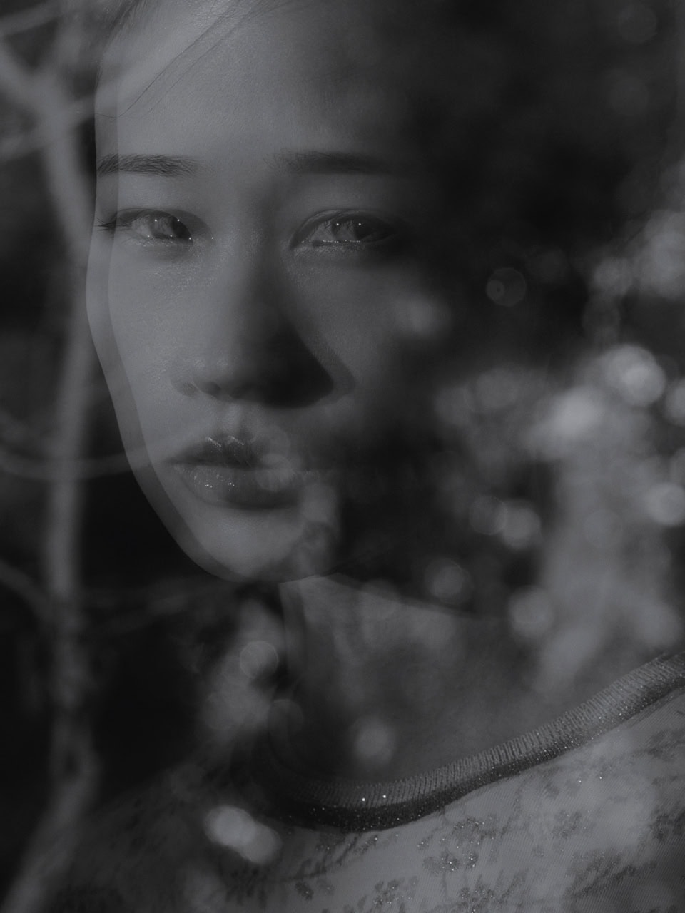 ジャケット ¥308,000、中に着たニット ¥38,500、スカート ¥293,700(全てマメ クロゴウチ/マメ クロゴウチ オンラインストア)、イヤーカフ ¥132,000(カラットアー/イセタンサローネ トウキョウ)