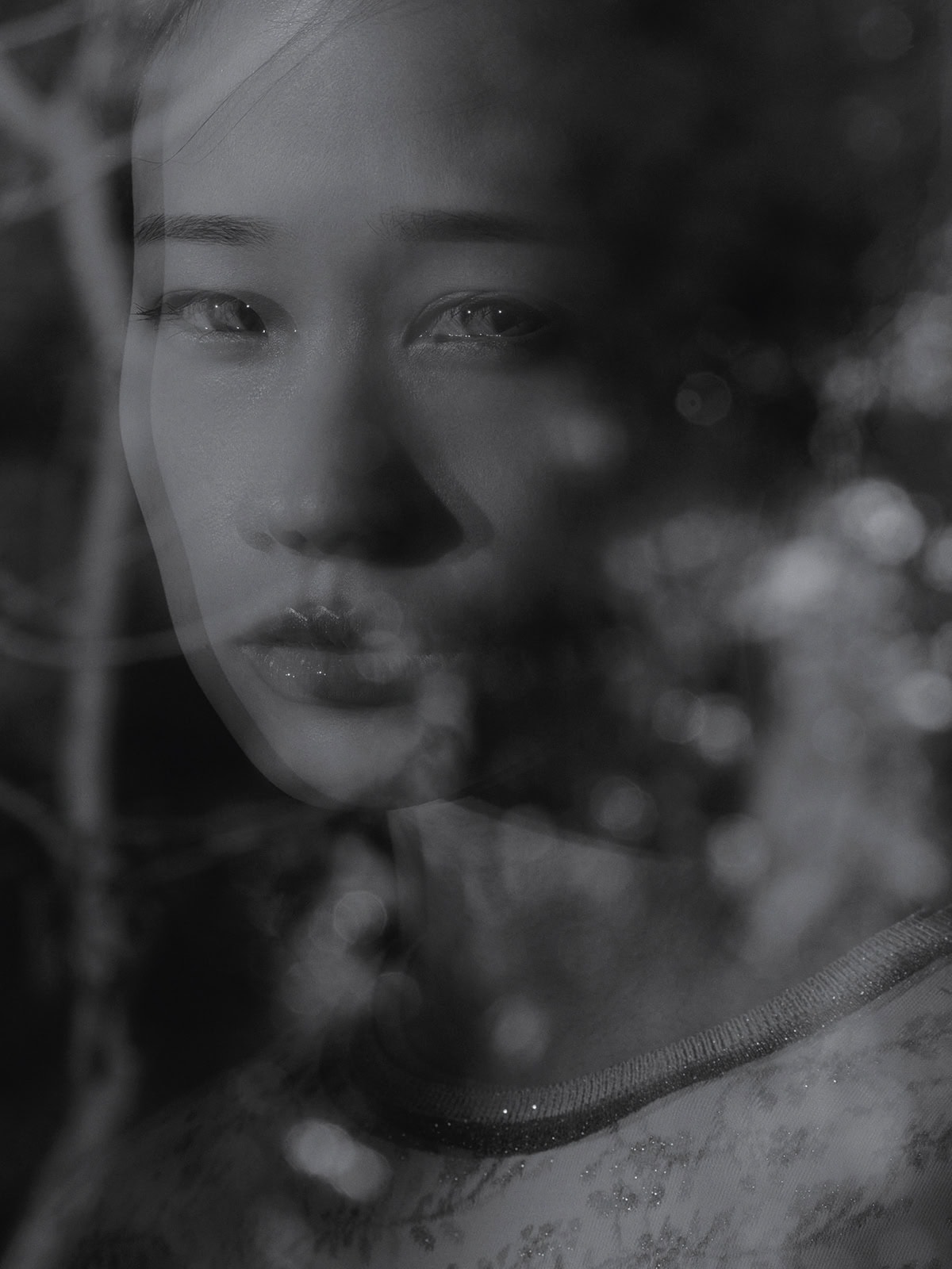 ジャケット ¥308,000、中に着たニット ¥38,500、スカート ¥293,700（全てマメ クロゴウチ／マメ クロゴウチ オンラインストア）、イヤーカフ ¥132,000（カラットアー／イセタンサローネ トウキョウ）