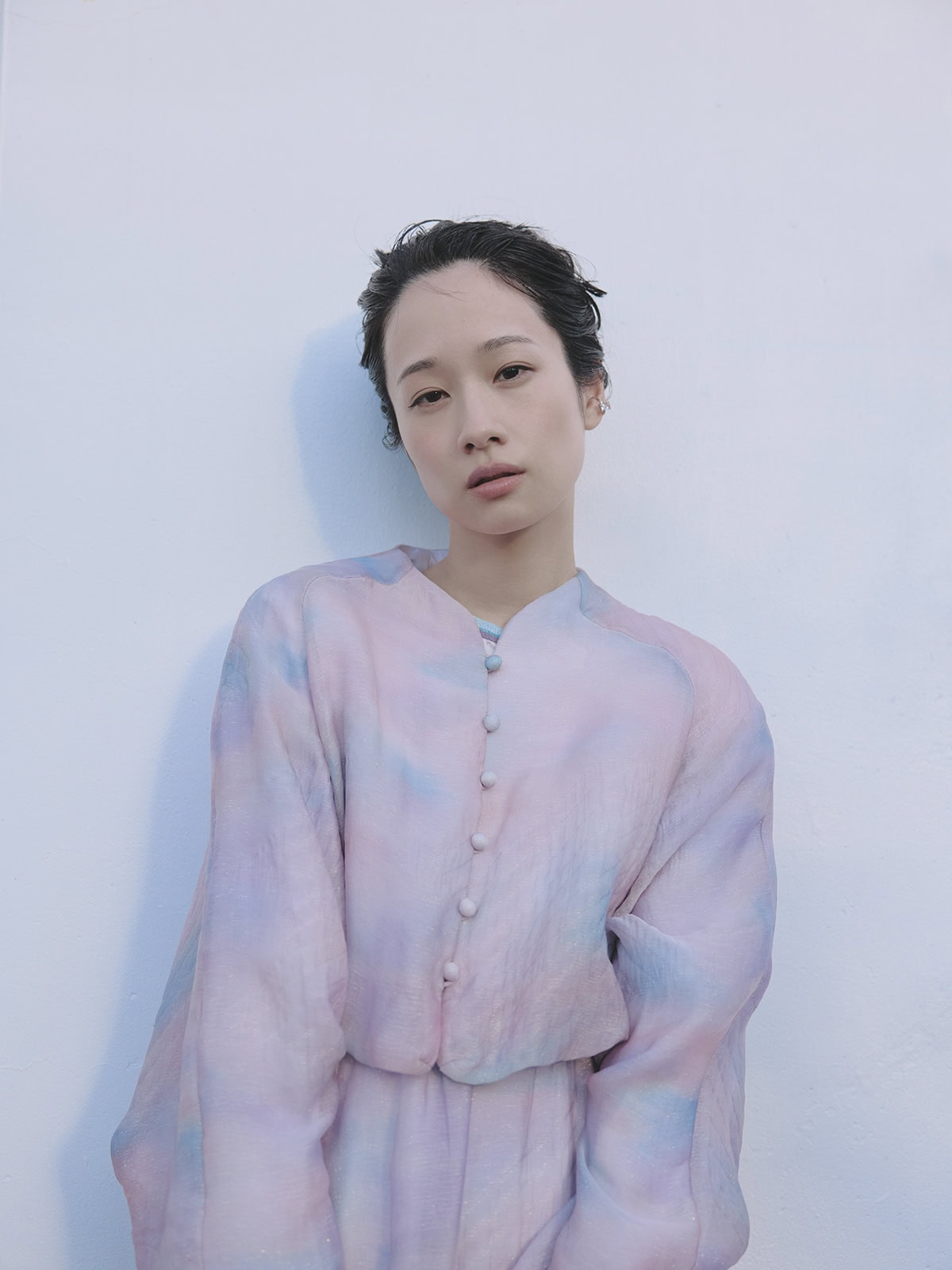 ジャケット ¥308,000、中に着たニット ¥38,500、スカート ¥293,700（全てマメ クロゴウチ／マメ クロゴウチ オンラインストア）、イヤーカフ ¥132,000（カラットアー／イセタンサローネ トウキョウ）