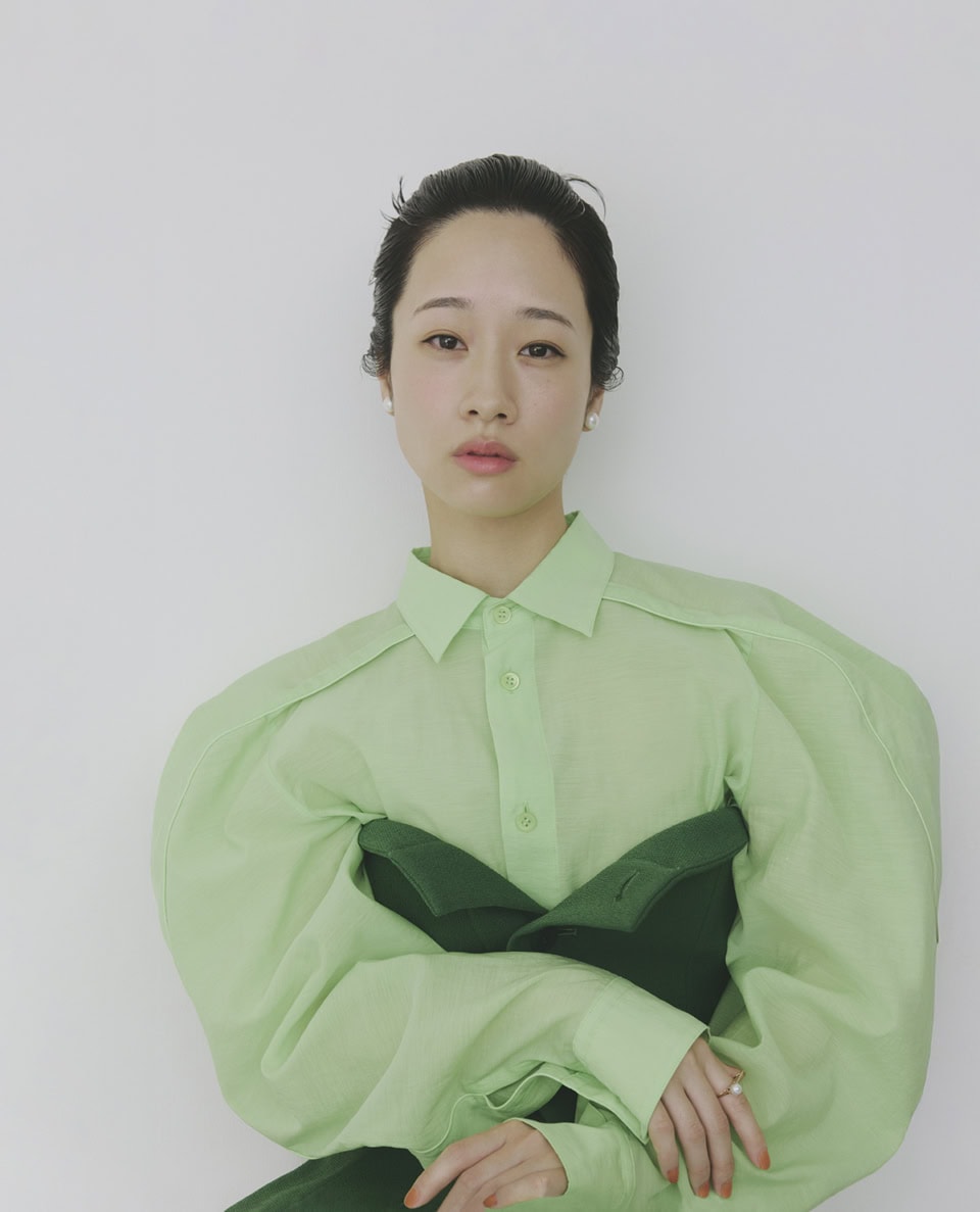 シャツ ¥83,600、上に重ねたトップ ¥55,000、スカート¥85,800(全てイッセイ ミヤケ)、イヤリング 各¥33,000、リング ¥220,000(全てカラットアー/イセタンサローネ トウキョウ)