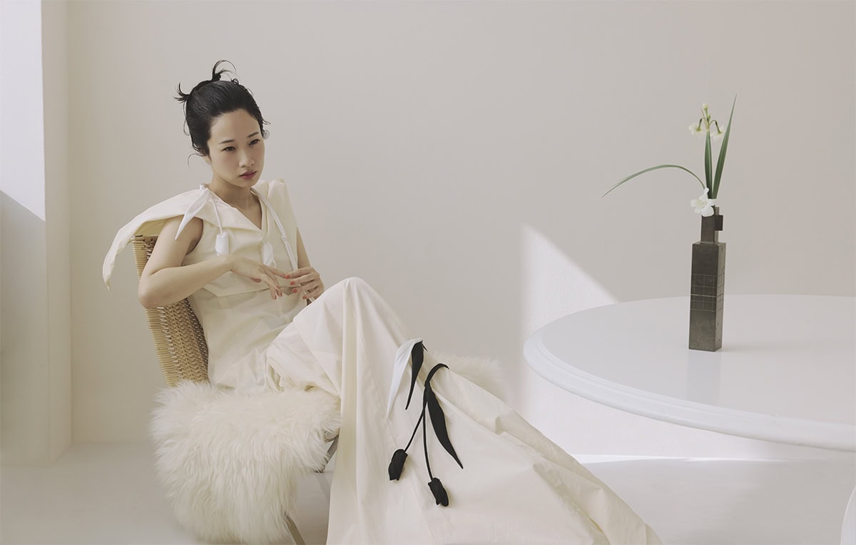 ドレス ¥132,000※参考価格（ヨウヘイ オオノ）、花モチーフのシルクベルト 各¥36,300（ 全てマメ クロゴウチ／マメ クロゴウチ オンラインストア）