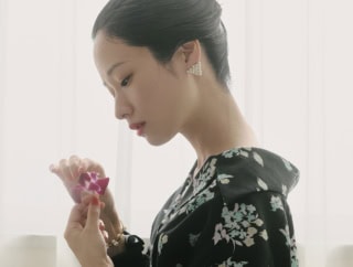 ドレス ¥97,900、中に着たニット ¥40,700（共にマメ クロゴウチ／マメ クロゴウチ オンラインストア）、イヤリング ¥66,000、ブレスレット ¥55,000（共にカラットアー／イセタンサローネ トウキョウ）