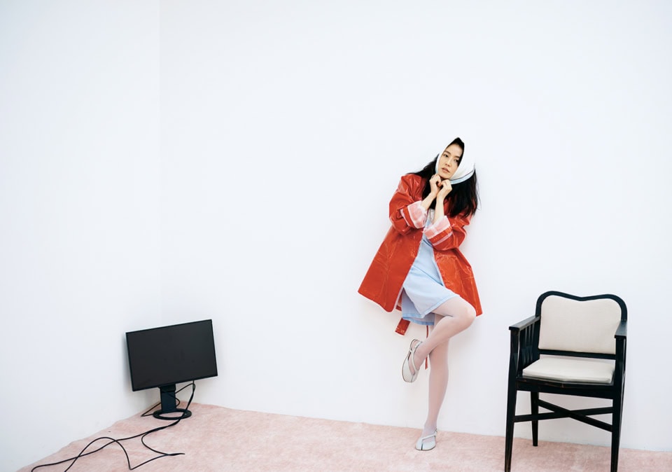 【MAISON MARGIELA】昨年就任した新クリエイティブ・ディレクターは、マルタン・マルジェラと同じアントワープ王立芸術アカデミー出身のグレン・マーティンス。ジャケット¥1,056,000、ドレス¥422,400、シューズ¥176,000、スカーフ¥48,400、リング¥101,200(全てメゾン マルジェラ/マルジェラ ジャパン クライアントサービス)、タイツはスタイリスト私物