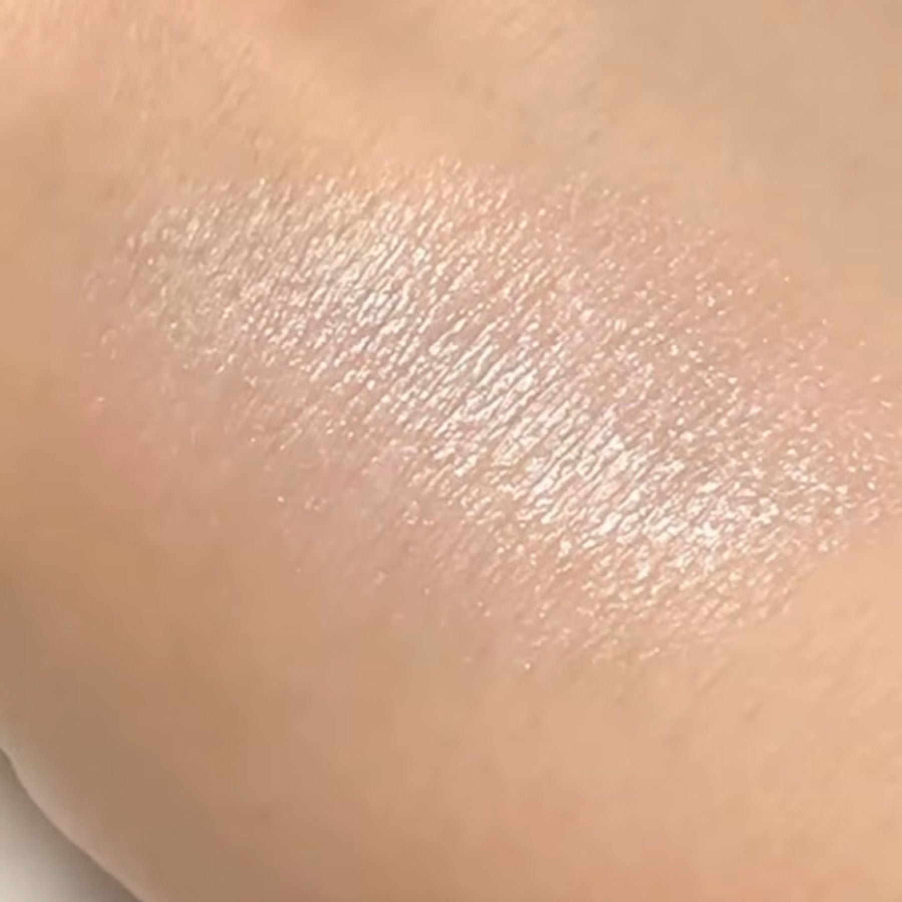 透明感を引き出して、洗練された表情へ導いてくれます。