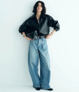 マウジーのフェイクレザーのブルゾン、ジャックムスのパンツ、ボッテガ・ヴェネタのショートブーツ、トーテムのバッグ、ティファニー&コーのピアス、ヴァンクリーフ ＆ アーペルのブレスレット、カルティエのバングル、シャネルのリング／全て本人私物