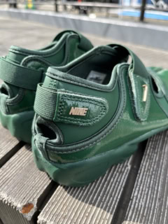 アッパーとかかとのストラップにメタルチャームが施されています。グリーンとのマッチングも◎