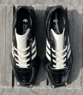 コバ部分にハトメが施すという、スクエアトゥをより強調するディテールにも注目を