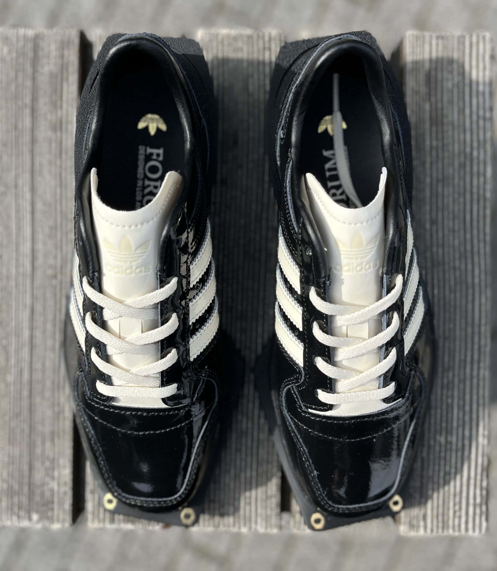 コバ部分にハトメが施すという、スクエアトゥをより強調するディテールにも注目を