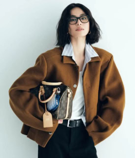 アーダーエラーのジャケット、ブラックアップのシャツ、ユニクロのタンクトップ、ブルネロクチネリのパンツ、ルイ・ヴィトンのバッグ、ティファニー&コーのピアス、メガネ／全て本人私物