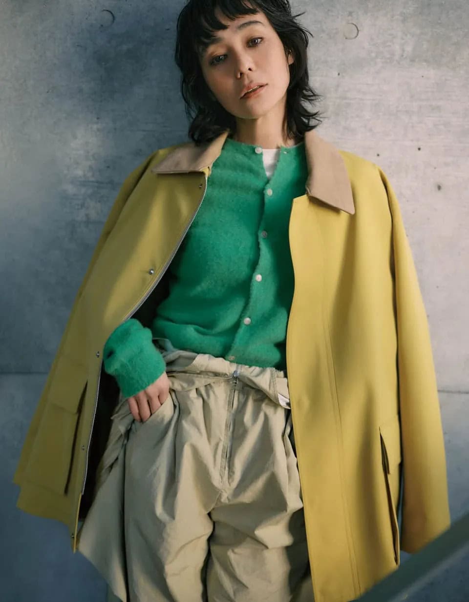 ブルゾン¥110,000、カーディガン¥63,800、Tシャツ¥19,800、ジャンプスーツ¥85,800（全てオーラリー）