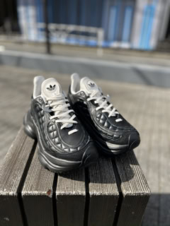 「adidas OZVENUZ W CBLACK」￥16,500（アディダス オリジナルス）